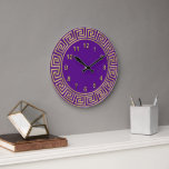 Reloj Redondo Grande Art Deco Oro Purple Griego Key Border DIY BG<br><div class="desc">Borde de la llave griega púrpura del oro del Art-Deco, reloj de pared del marcador de oro, elige tu propio color de fondo DIY ============ Borde oro del arte clásico deco en un fondo de la elección del color Do It Yourself (inicialmente establecido en Púrpura). Los marcadores numéricos son de...</div>