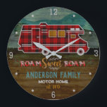 Reloj Redondo Grande Autophome RV Camper Travel Van Rustic Personalizad<br><div class="desc">Este diseño a medida con un estilo rústico es perfecto para su casa en las ruedas. Muestra una casa de motor de yeso rojo | camper. El RV viaja sobre un fondo que tenía un aspecto de grano de madera con montañas y pinos. El texto original dice: "Roam Sweet Roam"....</div>