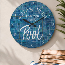 Reloj Redondo Grande Azulejo Azul Personalizado Bienvenido a la Piscina