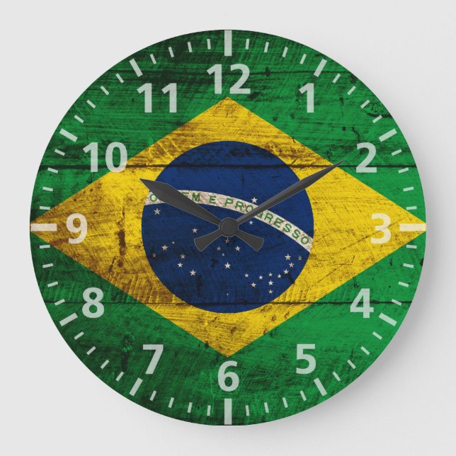 Reloj Redondo Grande Bandera del Brasil en grano de madera viejo (Anverso)
