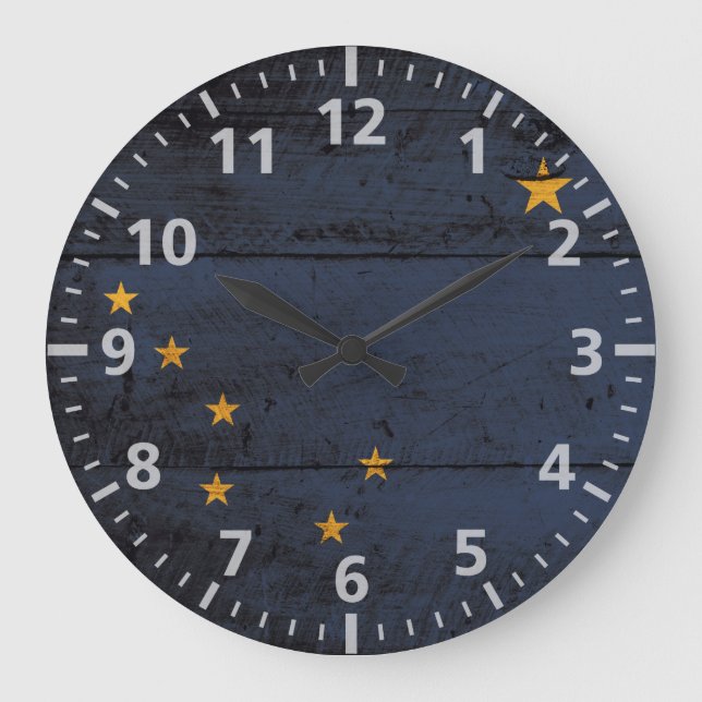 Reloj Redondo Grande Bandera estatal de Alaska en grano de madera vieja (Anverso)
