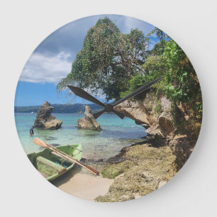 Reloj Redondo Grande Barca de pesca de madera verde en una arena blanca