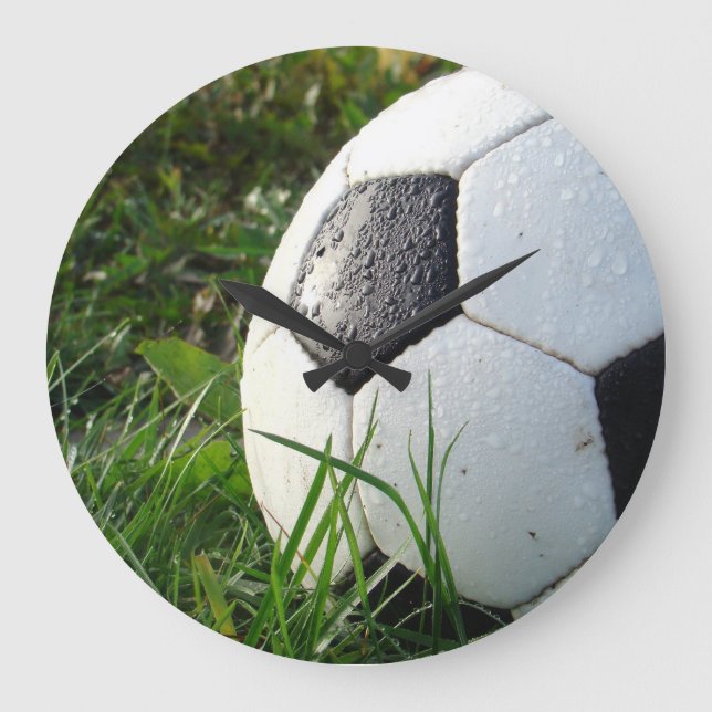 Reloj Redondo Grande Black and White Soccer Ball in Green Grass (Anverso)