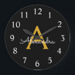 Reloj Redondo Grande Black Gold Modern Script Girly Monograma Nombre<br><div class="desc">Reloj de nombres de monograma de escritura simple en negro y dorado. Esto hace que el dulce perfecto cumpleaños 16,  boda,  ducha de novia,  aniversario,  ducha de bebé o fiesta de soltera sea regalo para alguien que ama el lujo glam y los estilos de moda.</div>