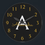 Reloj Redondo Grande Black Gold Modern Script Girly Monograma Nombre<br><div class="desc">Reloj de nombres de monograma simple de escritura negro y dorado. Esto hace el regalo perfecto dulce de 16 años,  boda,  ducha de novia,  aniversario,  ducha de bebé o fiesta de soltera para alguien que ama el lujo glam y los estilos de moda.</div>
