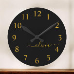 Reloj Redondo Grande Black Gold Modern Script Girly Monograma Nombre<br><div class="desc">Reloj de nombres de monograma de escritura simple en negro y dorado. Esto hace que el dulce perfecto cumpleaños 16,  boda,  ducha de novia,  aniversario,  ducha de bebé o fiesta de soltera sea regalo para alguien que ama el lujo glam y los estilos de moda.</div>