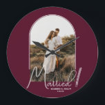 Reloj Redondo Grande Boda Arch Foto Borgoña<br><div class="desc">Un keepsake especial muestra la foto de su boda en un elegante diseño de arco con el texto "Casado" con letras de moda junto con sus nombres y fecha de boda en un fondo borgoñoso de un reloj de pared pequeño o grande. Hermoso regalo para su familia y un fabuloso...</div>