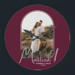 Reloj Redondo Grande Boda Arch Foto Borgoña<br><div class="desc">Un keepsake especial muestra la foto de su boda en un elegante diseño de arco con el texto "Casado" con letras de moda junto con sus nombres y fecha de boda en un fondo borgoñoso de un reloj de pared pequeño o grande. Hermoso regalo para su familia y un fabuloso...</div>
