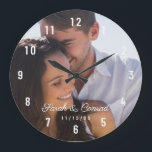 Reloj Redondo Grande Boda de fotografía de pareja Fecha reloj grande<br><div class="desc">Crea tu propio recordatorio romántico con este hermoso reloj. Edita los nombres y la fecha del aniversario con tus propios detalles y sube tu foto favorita de pareja. Esta foto es sólo para fines de demostración. Boda de fotografía de pareja con reloj grande.</div>