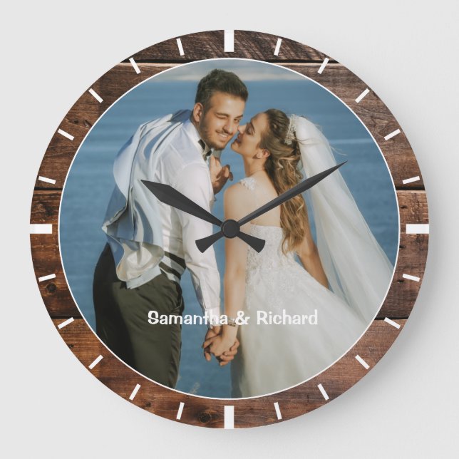 Reloj Redondo Grande Boda de nombre personalizado Foto Rustic Dark Wood (Anverso)