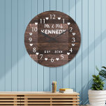 Reloj Redondo Grande Boda Rustic Brown Barn Wood<br><div class="desc">Relojes bodas con fondo de madera de grano marrón. Personalice los relojes de palet de madera con el apellido de la nueva pareja para un regalo único de aniversario de bodas.</div>