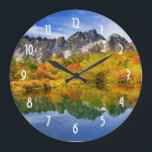 Reloj Redondo Grande Bosque paisajístico panorámico y montañas<br><div class="desc">Un reloj con una hermosa fotografía de campo. Montañas de piedra con un bosque otoñal de colores vivos. Un lago tranquilo refleja las montañas,  los árboles y las hierbas.</div>