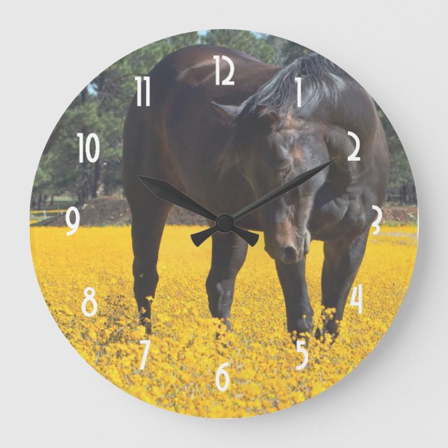 Reloj Redondo Grande Caballo de bahía en un campo de flores amarillas (Anverso)