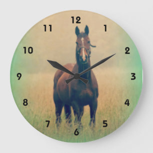 Reloj Redondo Grande Caballo de bahía que se coloca en un campo