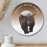 Reloj Redondo Grande Cabaña de pasto marrón decorativo de montaña<br><div class="desc">Este diseño puede ser personalizado en el área proporcionada cambiando la foto y/o el texto. O bien, puede personalizarse haciendo clic en Personalizar esta plantilla y, a continuación, eligiendo la opción de hacer clic en para personalizar adicional y eliminando o cambiando el color del fondo, agregando texto, cambiando el color...</div>