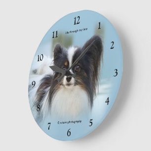 Reloj Redondo Grande Cachorro adorable Papillon Toy Spaniel en el muell
