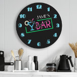 Reloj Redondo Grande Cafetería Retro Neon Rótulo<br><div class="desc">Personalizado de nombre personalizado Retro Negro brillante Neon Rótulo Cocktail Bar Wall Clock por Bonito imprimible. Reloj perfecto para el Home Mini Bar,  o la Cueva Man y hace un gran regalo!</div>