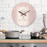 Reloj Redondo Grande Cake Bakery Pastry Chef Rose Gold Glitter Drips<br><div class="desc">Make a stylish impression with this elegant, sophisticated, simple, and modern custom name wall clock. A sparkly, rose gold 2 layer cake, script handwritten typography and glitter drips overlay a faux metallic rose gold ombre background. Personalize with your full name, business, or other info. Your choice of a round or...</div>