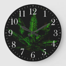 Calavera espeluznante y planta en maceta