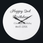 Reloj Redondo Grande caligrafía simple mínimo feliz segundo cumpleaños<br><div class="desc">diseño</div>