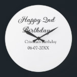 Reloj Redondo Grande caligrafía simple mínimo feliz segundo cumpleaños<br><div class="desc">diseño</div>