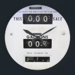 Reloj Redondo Grande Cara de la bomba de gas de cosecha<br><div class="desc">Este reloj con cara de una bomba de gas vintage es perfecto para cualquiera que busque un objeto retro,  vintage,  y de un tipo y no sólo se ve bien en cualquier habitación,  sino también es ideal para ese garaje especial.</div>