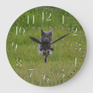 Reloj Redondo Grande Carreras de gato de granja gris a través de foto d