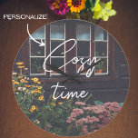 Reloj Redondo Grande Casa de campo con jardín rústico<br><div class="desc">Acogedora casa de campo de madera con colorido jardín de verano. Excelente adición a la decoración casera de estilo rústico, un encantador regalo para los amantes del estilo rústico. Puede eliminar el texto "Hora cómoda" o reemplazarlo por su propio mensaje (haga clic en "Personalizar esta plantilla"). Para más modificaciones (estilo...</div>