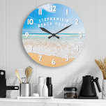 Reloj Redondo Grande Casa de playa personalizada Escenario tropical de<br><div class="desc">Casa De Playa Personalizada Escenario Tropical De Playa Grande Reloj. Este reloj náutico es perfecto para una casa costera. Este diseño de playa cuenta con arena para reuniones en el océano. Personaliza con tu propio nombre o texto.</div>