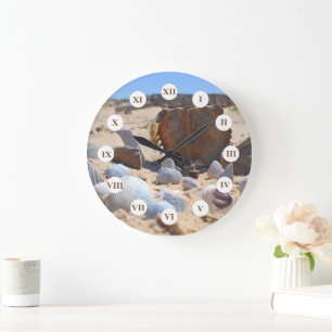 Reloj Redondo Grande Casas de mar en la playa por Shirley Taylor