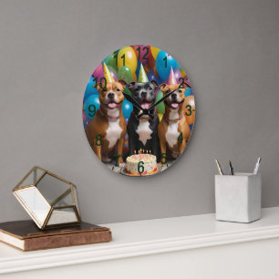 Reloj Redondo Grande Celebración de Staffy: Fiesta de cumpleaños con pa