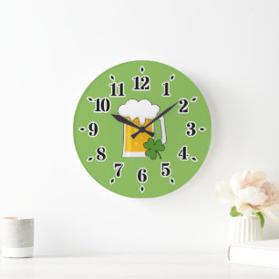Reloj Redondo Grande Cerveza irlandesa Mug con Shamrock Clover