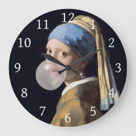 Reloj Redondo Grande Chica con arete de perlas soplando un chicle de bu