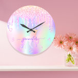 Reloj Redondo Grande Chica de nombre morado rosa purpurina de unicornio<br><div class="desc">Un fondo de diseño de color arcoiris con unicornio y colores pastel de arcoiris en rosa, violeta, dorado rosa, verde menta. Decorado con goteo falso purpurina en oro rosa, rosa y morado. Decorado con un unicornio de color arcoiris. Personalice y agregue un nombre, escrito con un estilo de escritura con...</div>