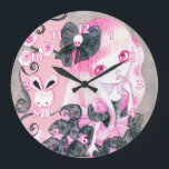 Reloj Redondo Grande Chica emo: Jennifer<br><div class="desc">Una original pintura de fantasía de cebada baja en acrílicos titulada "Jennifer" "Jennifer", dulce como el azúcar, o miel si lo prefieres, es un pequeño chica emo, todo vestido de rosa con mucho encaje negro, con el cabello rosa brillante adornado con un gran arco negro con un cráneo en el...</div>