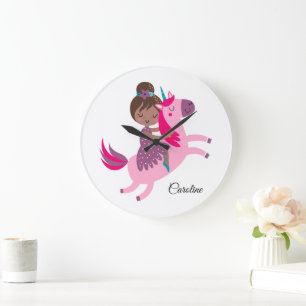 Reloj Redondo Grande Chica haitiana de brunette en una unicornio