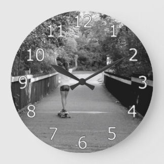 Reloj Redondo Grande Chica Longboarder