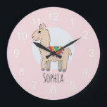 Reloj Redondo Grande Chicas cortan llama arcoiris rosa y nombran a niño<br><div class="desc">Este reloj de chicas rosados,  monótono y de moda,  cuenta con un personalizado de llama arco iris dibujado a mano. Este bonito diseño también cuenta con un lugar para añadir un nombre. ¡El diseño de llama perfecto para los niños y las guarderías infantiles!</div>
