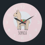 Reloj Redondo Grande Chicas cortan llama arcoiris rosa y nombran a niño<br><div class="desc">Este reloj de chicas rosados,  monótono y de moda,  cuenta con un personalizado de llama arco iris dibujado a mano. Este bonito diseño también cuenta con un lugar para añadir un nombre. ¡El diseño de llama perfecto para los niños y las guarderías infantiles!</div>