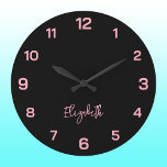 Reloj Redondo Grande Clásico y elegante nombre negro y rosa del bebé<br><div class="desc">Clásico y elegante Negro y Nacimiento Rosa Grande Reloj</div>