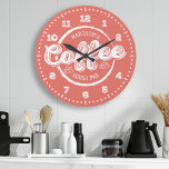Reloj Redondo Grande Colores del Personalizado del monograma del bar de<br><div class="desc">Chalkboard Coffee House Bar Monograma Personalizado Color reloj grande. Reloj de pared de cocina con nombre personalizado personalizado y estilo de pizarra a la moda con dos áreas de texto personalizado que puede personalizar para hacer de esto su propio. Haga clic en personalizar para acceder al selector de color de...</div>