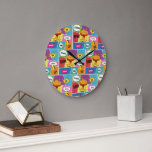 Reloj Redondo Grande Colorido libro de historietas nombre personalizado<br><div class="desc">Un colorido diseño de estilo de arte pop de historietas con tu nombre personalizado. Un lindo y divertido ilustracion con temas de historietas con colores brillantes y palabras de acción y dibujos de superhéroes. Un diseño ideal para todo aquel que ame los diseños de superhéroes, cómics, ilustraciones de estilo personalizado,...</div>