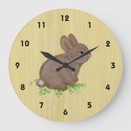 Reloj Redondo Grande Conejito lindo en trébol con fondo de madera