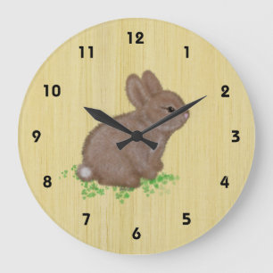 Reloj Redondo Grande Conejito lindo en trébol con fondo de madera