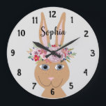 Reloj Redondo Grande Conejo de acuarela floral y nombre de moda para lo<br><div class="desc">Este precioso reloj infantil de moda cuenta con un bonito conejo pintado a mano con una corona floral. Este diseño de acuarela floral también ofrece un lugar para añadir el nombre de su chica. ¡Perfecto para una habitación para niños o una guardería para bebés!</div>