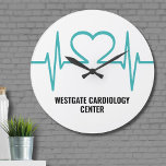 Reloj Redondo Grande Consulta médica médica simple<br><div class="desc">¡El corazón turquesa golpea el corazón de EKG, para una oficina de un médica o práctica médica! No sólo puede cambiar los colores de las fuentes (y el texto, por supuesto), sino que también puede cambiar los colores de fondo que cambiarán el color de la línea de latido del corazón....</div>