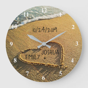 Reloj Redondo Grande Corazón en la costa de arena con vistas tropicales