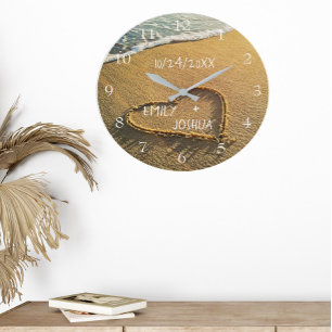 Reloj Redondo Grande Corazón en la orilla de la playa vista al océano t