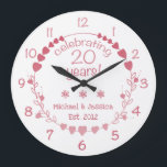 Reloj Redondo Grande Corazones del 20° Aniversario del Boda<br><div class="desc">Celebra un aniversario boda con este precioso y elegante reloj de pared con un diseño que incluye una corona con corazones rojos y rosados.</div>