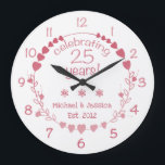 Reloj Redondo Grande Corazones del 25° Aniversario del Boda<br><div class="desc">Celebra un aniversario boda con este precioso y elegante reloj de pared con un diseño que incluye una corona con corazones rojos y rosados.</div>